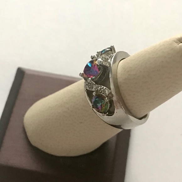 Beautifully Designed Fancy Ring! - Picture 4 of 7
